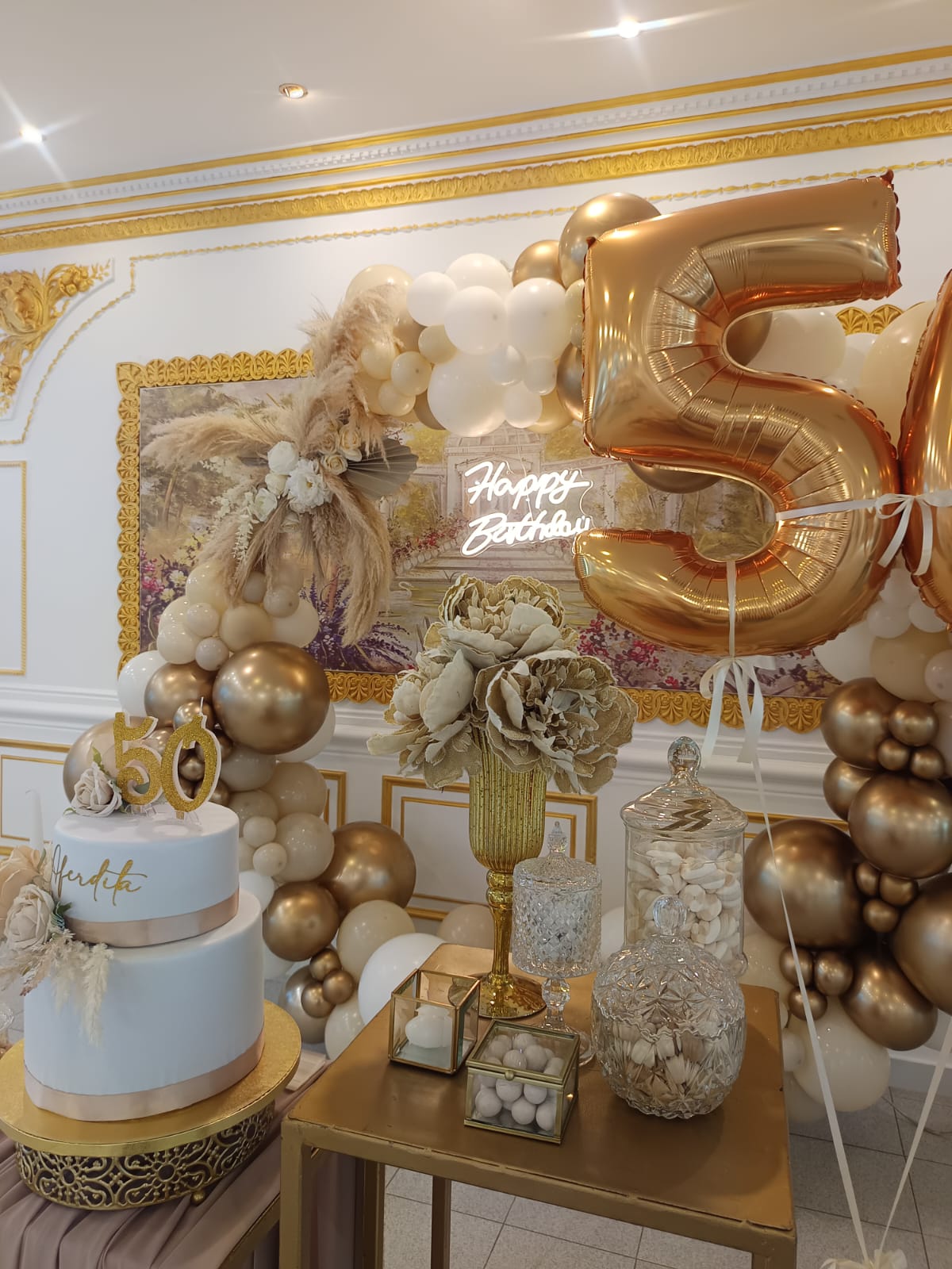 Sweet table con torta, numeri 50 e confettata